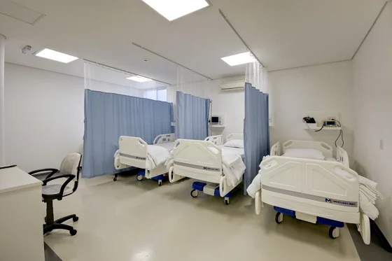 Leitos na sala de recuperação da Clínica Basile